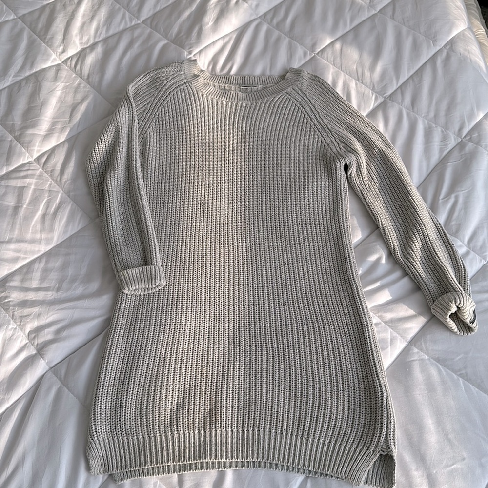 Knot sweater with small leather detail at the wrist